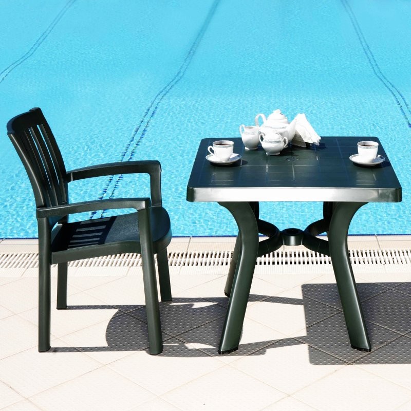 Outdoor Furniture: Square Dining Tables
