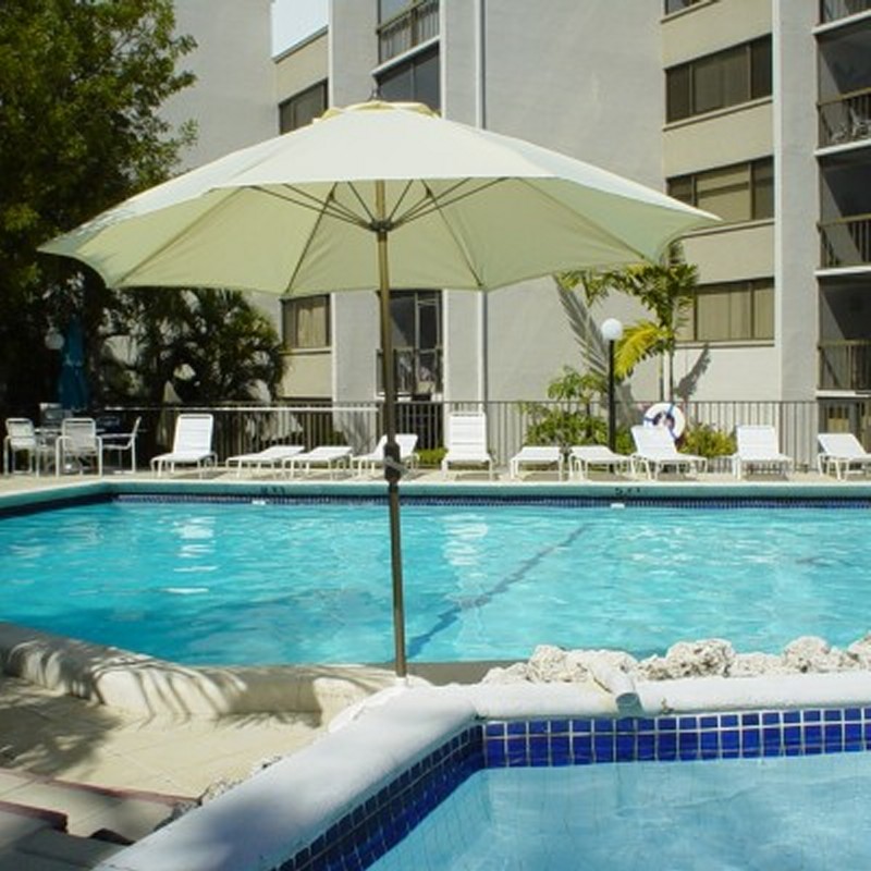 Market Umbrella 9&rsquo; White Pole Pulley